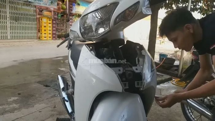 Bước 1: Mở mặt nạ xe để tiếp cận các dây điện bên trong xe