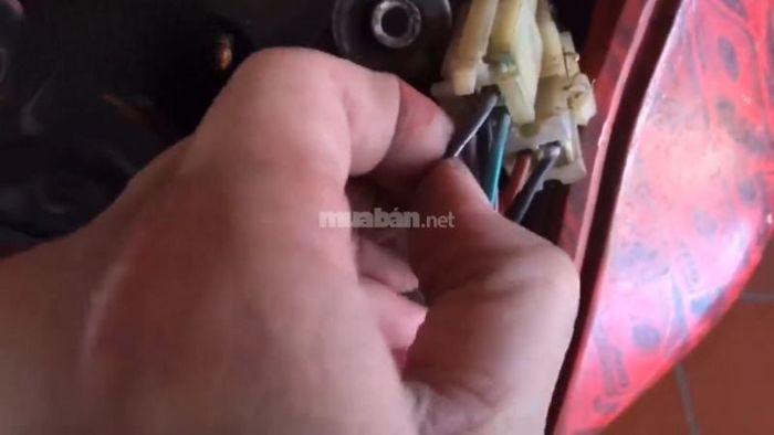 Bước 2: Xác định giắc cắm kết nối với ổ khóa xe