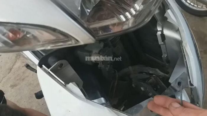 Bước 2: Tìm giắc cắm kết nối với ổ khóa trong hệ thống dây điện xe