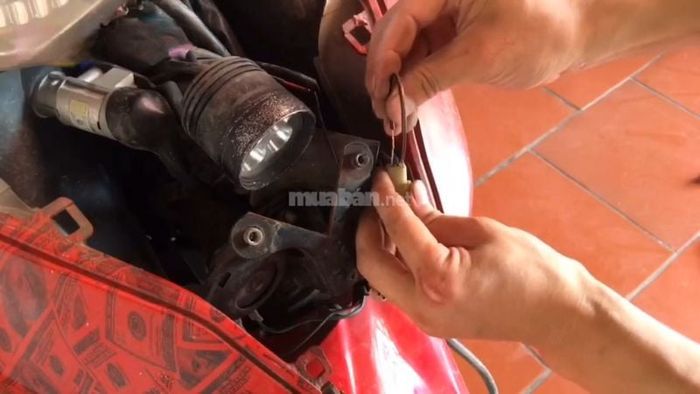Bước 4: Cắm lại giắc và tiến hành khởi động xe như bình thường