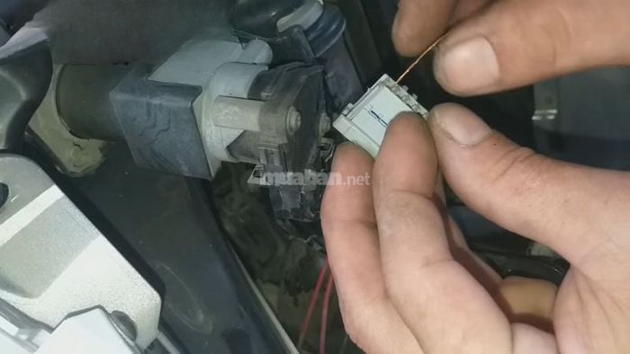 Bước 4: Cắm lại giắc cắm, đảm bảo kết nối chính xác, sau đó khởi động xe