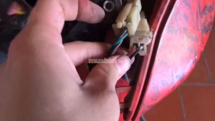 Bước 1: Tháo mặt nạ xe để dễ dàng tiếp cận hệ thống dây điện bên trong
