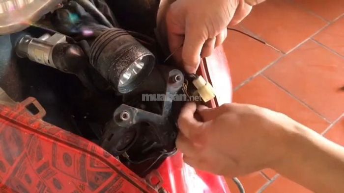 Bước 3: Tìm dây đen sọc trắng trong giắc, dùng tua vít hoặc tay để nhẹ nhàng tháo dây ra