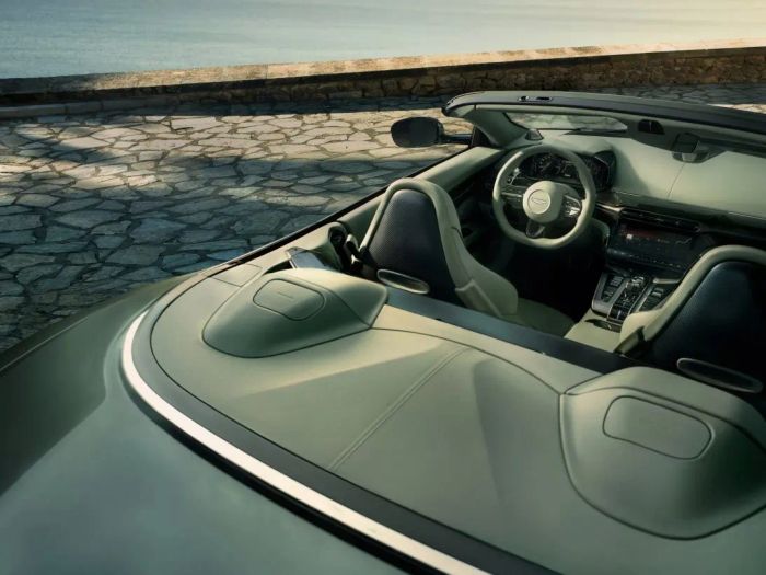 Aston Martin Vanquish Volante 8.jpg