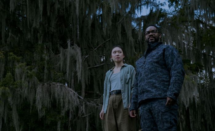 Jess Hong và Jovan Adepo trong The Three-Body Problem