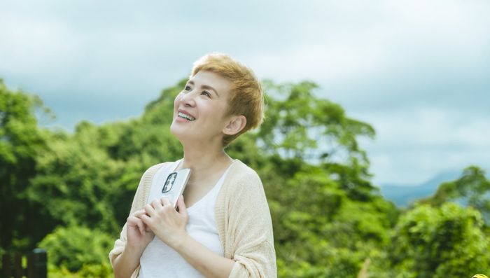 Đạo diễn Yêu Vì Tiền, Điên Vì Tình không chỉ tập trung vào vụ lừa đảo, mà còn khai thác chiều sâu tâm lý của nhân vật, đặc biệt là cái nhìn chủ quan từ phía Dư Tiếu Cầm.