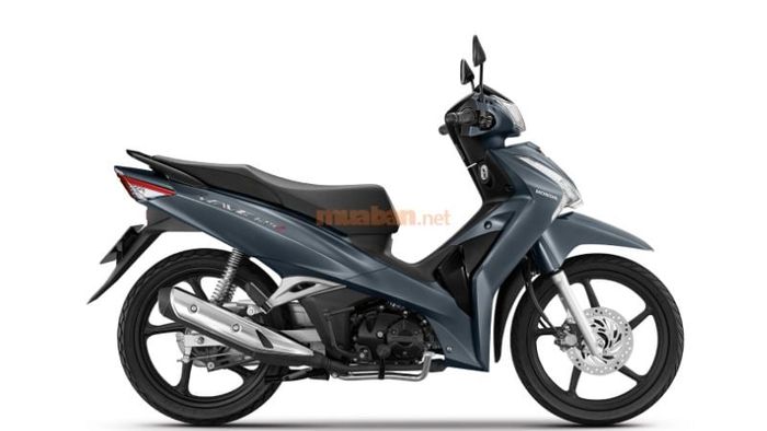 Khởi động xe và để động cơ nổ