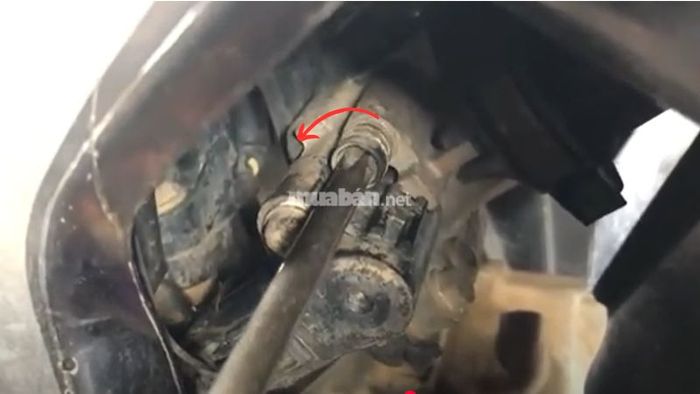 Giữ nguyên ốc gió, từ từ nới ốc xăng
