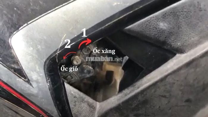 Vặn chặt ốc xăng và mở ốc gió