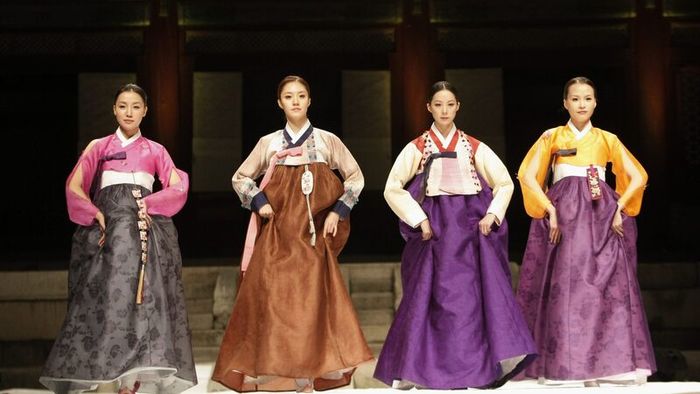 Khám phá thêm về Hanbok truyền thống của Hàn Quốc và kinh nghiệm thuê Hanbok cho du khách.