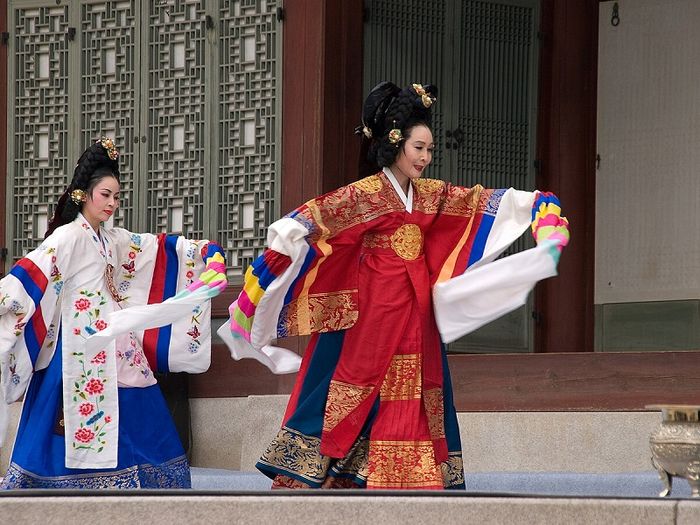 Khám phá Hanbok truyền thống Hàn Quốc và những lưu ý khi thuê Hanbok cho chuyến đi.