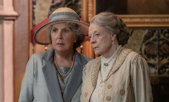 Maggie Smith và Penelope Wilton trong Downton Abbey: Một Thời Đại Mới