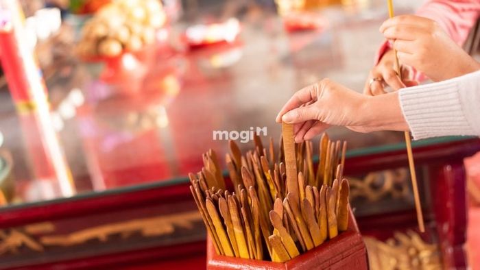 Giấc mơ thấy mình đi chùa, thắp hương hoặc rút quẻ xem bói