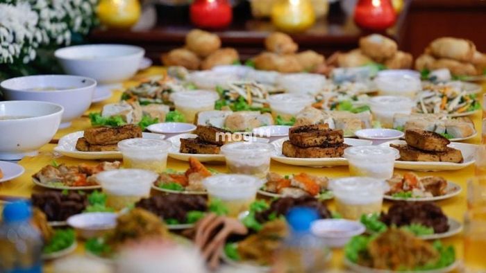 Mơ thấy mình vào chùa ăn cơm chay