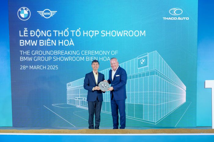 Lãnh đạo THACO AUTO tặng quà lưu niệm cho Ông Jean-Philippe Parain – Phó Chủ tịch cao cấp của BMW Asia.