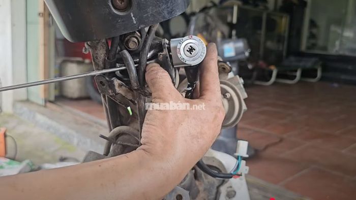 Tháo ổ khoá cũ và lắp ổ khoá mới