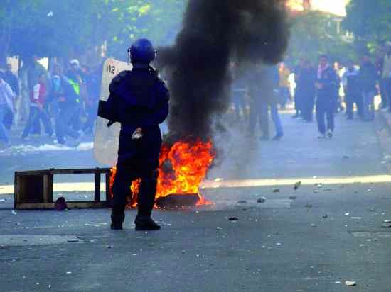 110109 Algeria Slashes Food Prices Amid Riots 002