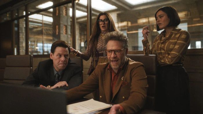 Ike Barinholtz, Seth Rogen, Kathryn Hahn, và Chase Sui Wonders trong The Studio 
