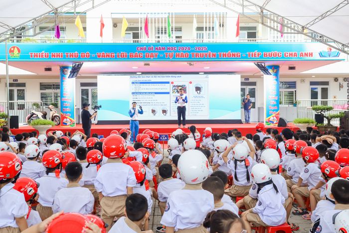 Chương trình trao tặng mũ bảo hiểm cho học sinh lớp Một kết hợp với việc giáo dục kiến thức an toàn giao thông cho các em...JPG