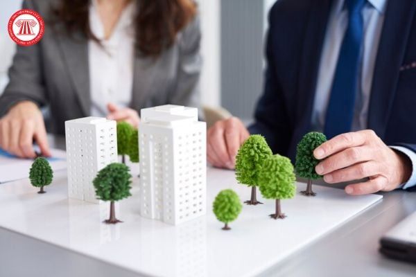 Khi doanh nghiệp là chủ đầu tư trong kinh doanh bất động sản và thực hiện trích trước chi phí để tạm tính giá vốn bất động sản, doanh nghiệp cần tuân thủ các nguyên tắc kế toán như thế nào?
