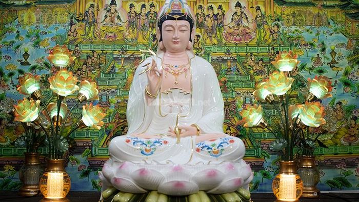 Tiến hành nghi thức dâng cúng