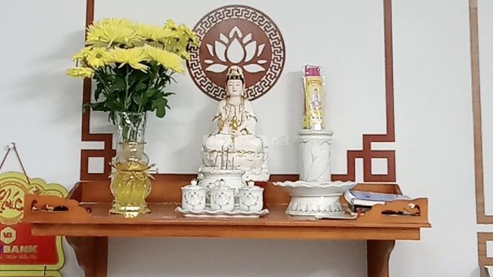 Lễ cúng Mẹ Quan Âm tại gia cầu xin bình an và sức khỏe cho các thành viên trong gia đình.