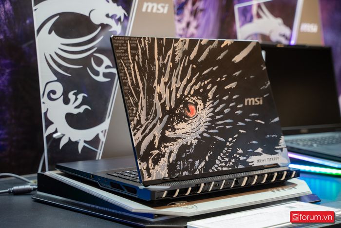Thiết kế mặt A đặc biệt của Titan 18 HX phiên bản Dragon Edition Norse Myth khiến bất kỳ ai cũng phải trầm trồ.