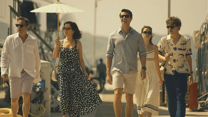 Parker Posey, Jason Isaacs, Patrick Schwarzenegger, Sam Nivola và Sarah Catherine Hook trong The White Lotus