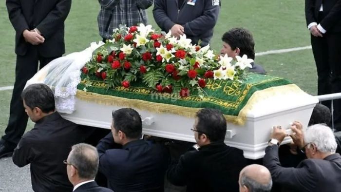 Mơ thấy đám tang đang đi chôn