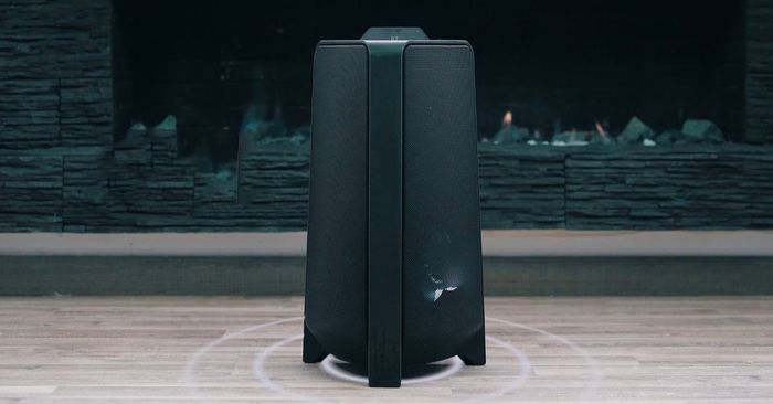 Bạn đang tìm kiếm một chiếc loa đáp ứng mọi nhu cầu giải trí, từ các bữa tiệc ngoài trời sôi động cho đến không gian thư giãn trong nhà? Loa tháp Samsung MX-T40 chính là lựa chọn tuyệt vời cho bạn. Với thiết kế hiện đại, công suất mạnh mẽ, khả năng kết nối linh hoạt và các tính năng đặc biệt như âm thanh đa hướng, Bass Booster, đèn LED DJ và khả năng chống nước nhẹ, MX-T40 mang đến trải nghiệm âm thanh tuyệt vời trong mọi tình huống. Liệu nó có phù hợp với mọi không gian? Hãy cùng tìm hiểu chi tiết nhé!