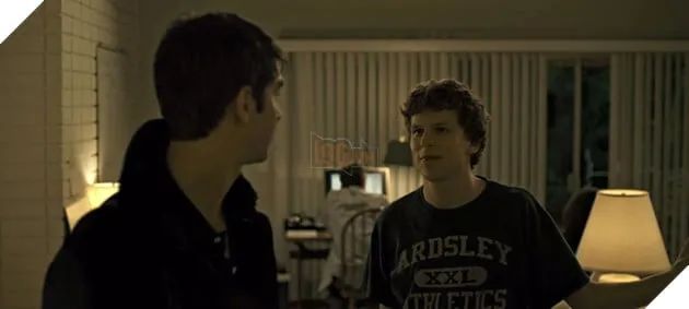 Mark Zuckerberg đã mua một trong những chiếc áo thun nổi bật trong bộ phim The Social Network của Jesse Eisenberg 3.