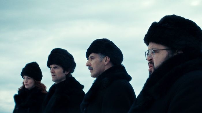 John Turturro, Adam Scott, Britt Lower, và Zach Cherry trong Severance
