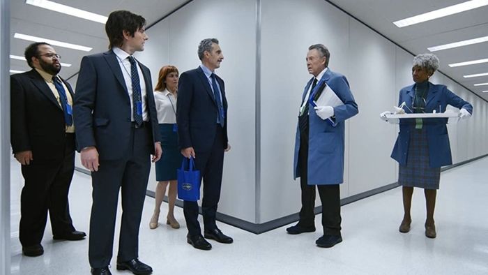 Christopher Walken, John Turturro, Adam Scott, Claudia Robinson, Britt Lower, và Zach Cherry trong Severance