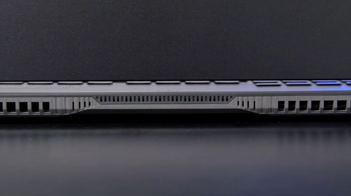 Laptop Asus TUF Gaming FX517ZE i5 (HN045W) - Khe tản nhiệt