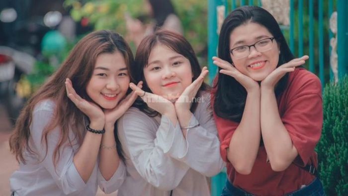 Hướng dẫn tạo dáng đẹp cho ba người khi chụp ảnh