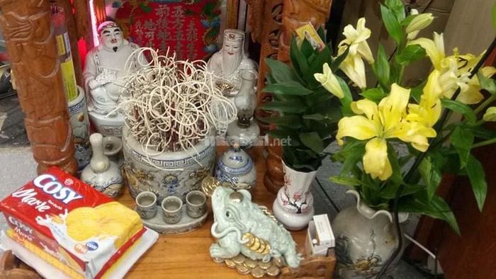 Cách bày trí cóc ngậm tiền trên bàn thờ Thần Tài.