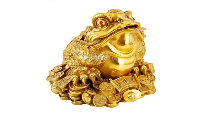 Hướng dẫn cách bày trí cóc ngậm tiền trên bàn thờ Thần Tài để thu hút tài lộc.