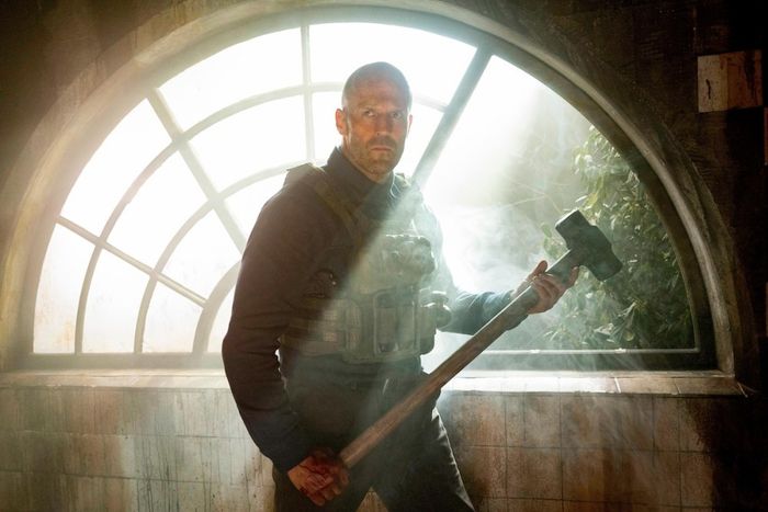 Jason Statham là ngôi sao tỏa sáng trong Mật Vụ Phụ Hồ