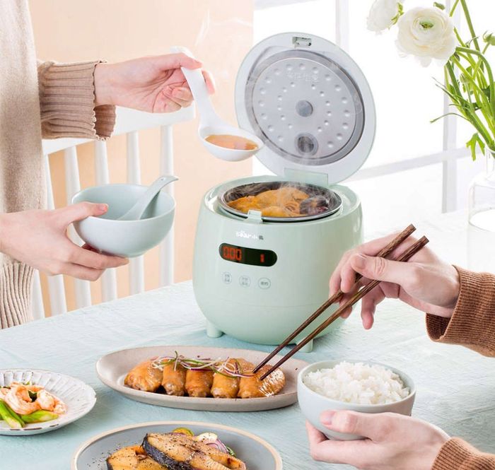 Nồi cơm điện Bear DFB-B12F1 nhỏ gọn, bắt mắt