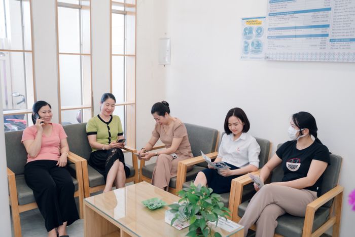 03. Kh&aacute;ch h&agrave;ng tại Ph&ograve;ng kh&aacute;m Dr.Marie Nghệ An.jpg