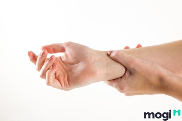 Nắm chặt tay và chú ý các vết hằn ở góc bàn tay, gần với ngón út để xem đường con cái.