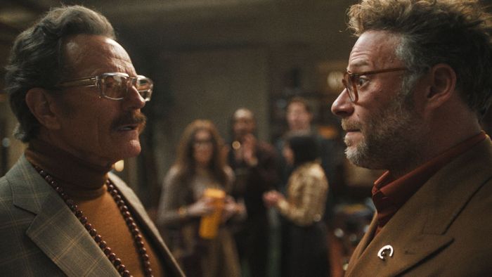 Bryan Cranston và Seth Rogen trong The Studio