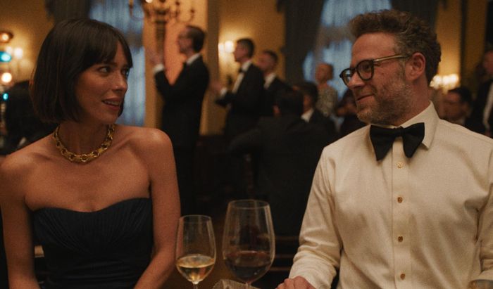 Rebecca Hall và Seth Rogen trong The Studio