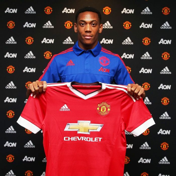 Martial ký hợp đồng với Manchester United vào năm 2015 ảnh 1