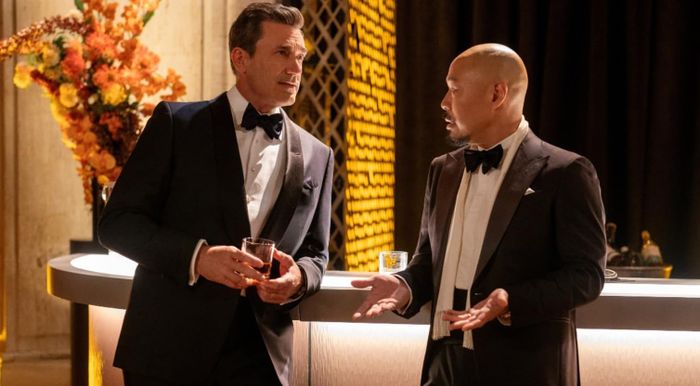Jon Hamm và Hoon Lee trong Your Friends & Neighbors