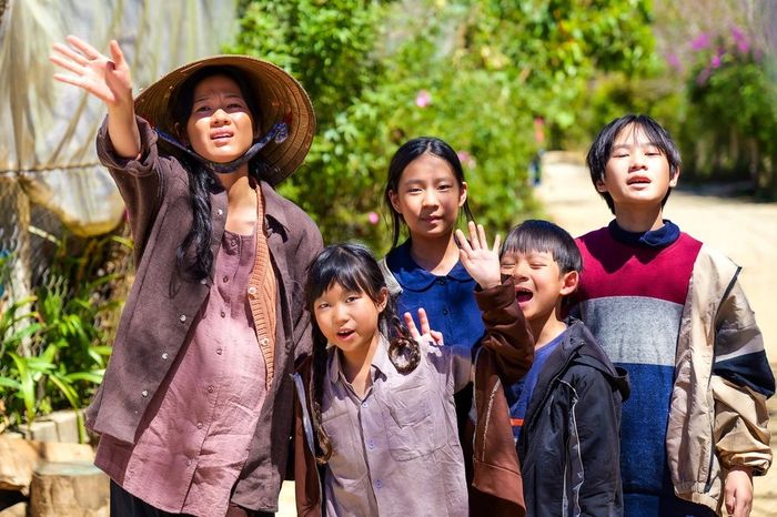 Hầu hết cả bốn bé đều được bố giao cho các vai diễn nghèo khó