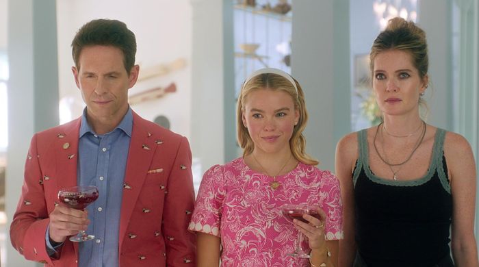 Glenn Howerton, Meghann Fahy và Milly Alcock trong Sirens