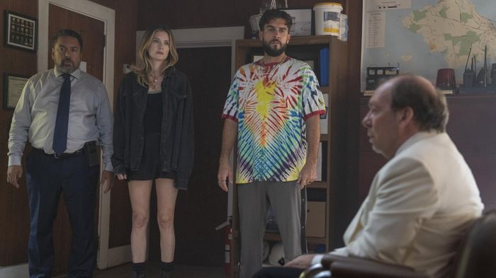 Bill Camp, Felix Solis, Josh Segarra và Meghann Fahy trong Sirens