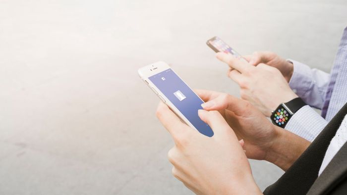 Dấu hiệu nhận biết khi bị chặn trên Facebook là dùng tài khoản khác để kiểm tra.