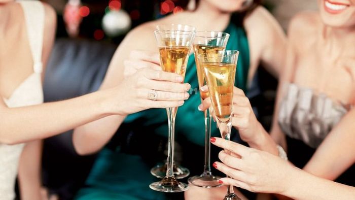 Mơ đi ăn uống cùng bạn cũ: Giải thích giấc mơ này là gì?